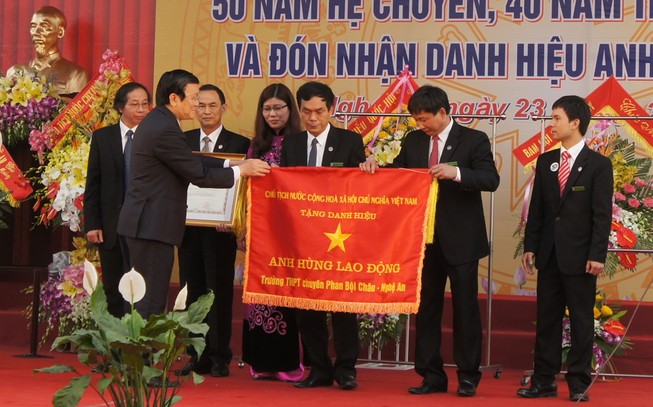 Trường THPT chuyên Phan Bội Châu đón nhận danh hiệu Anh hùng lao động